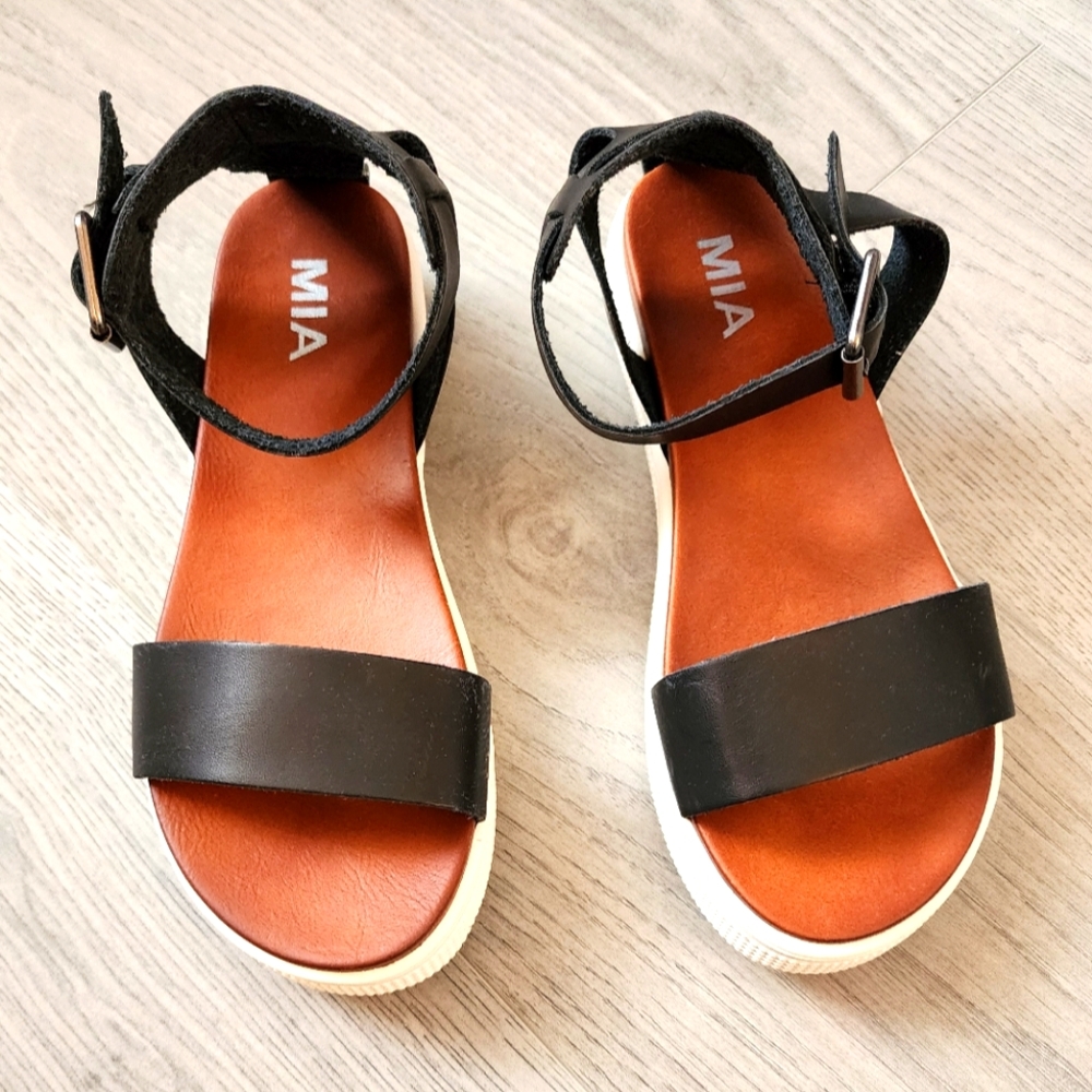 Mia sandals, 6,never worn